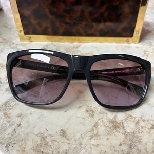 Tory Burch Sunglasses TY7003

Woman's Sunglasses
Wayferer Eye Shape
Plum